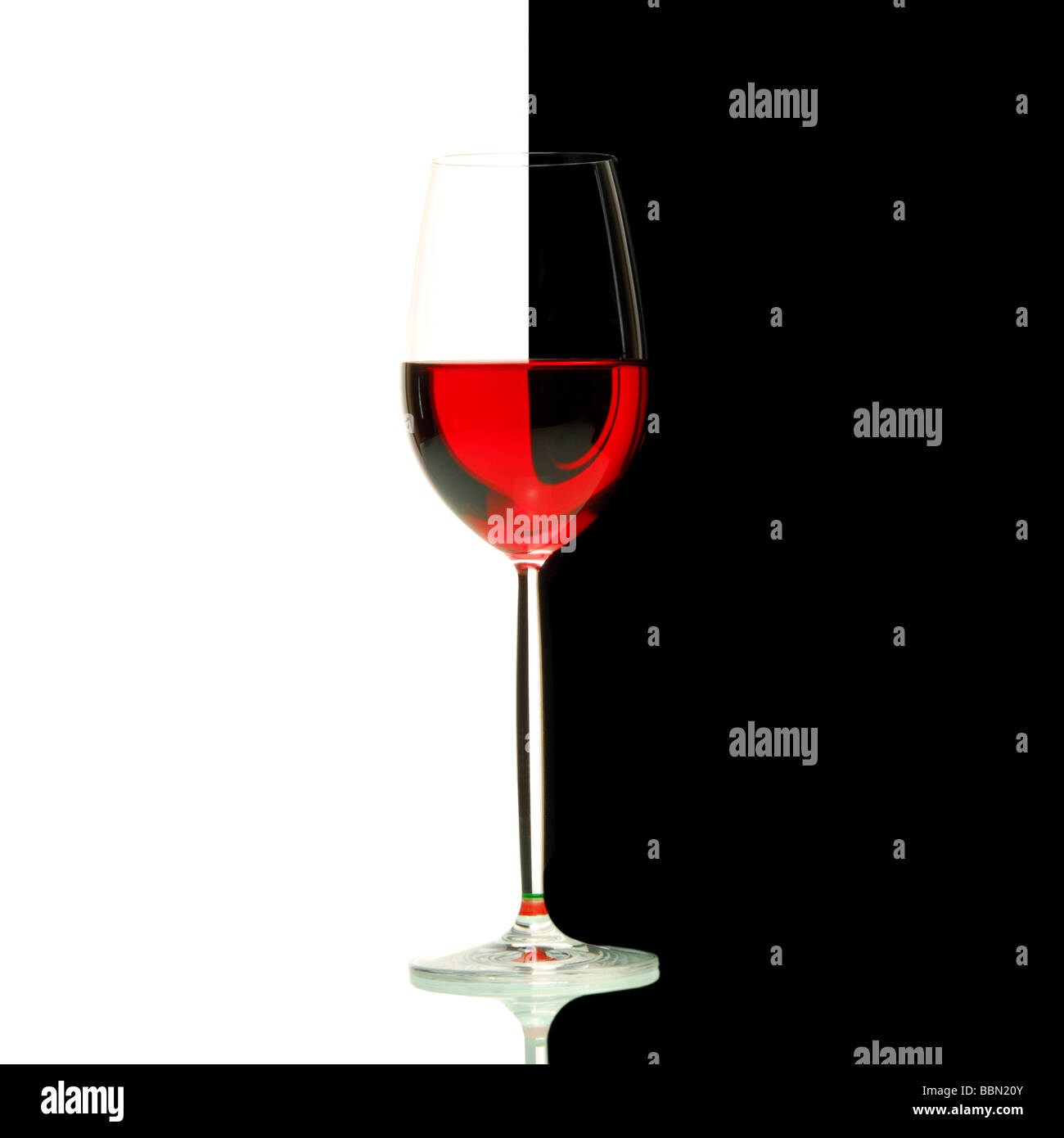 Rosé-Wein im Glas, schwarz / weiß Stockfoto