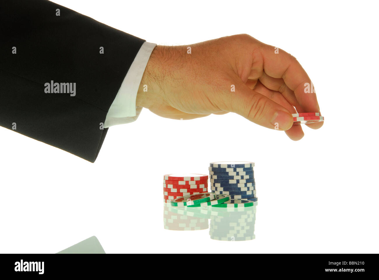 Manager Hand platzieren von Casino-Chips, symbolisches Bild für die Einstellung einer Beteiligung Stockfoto