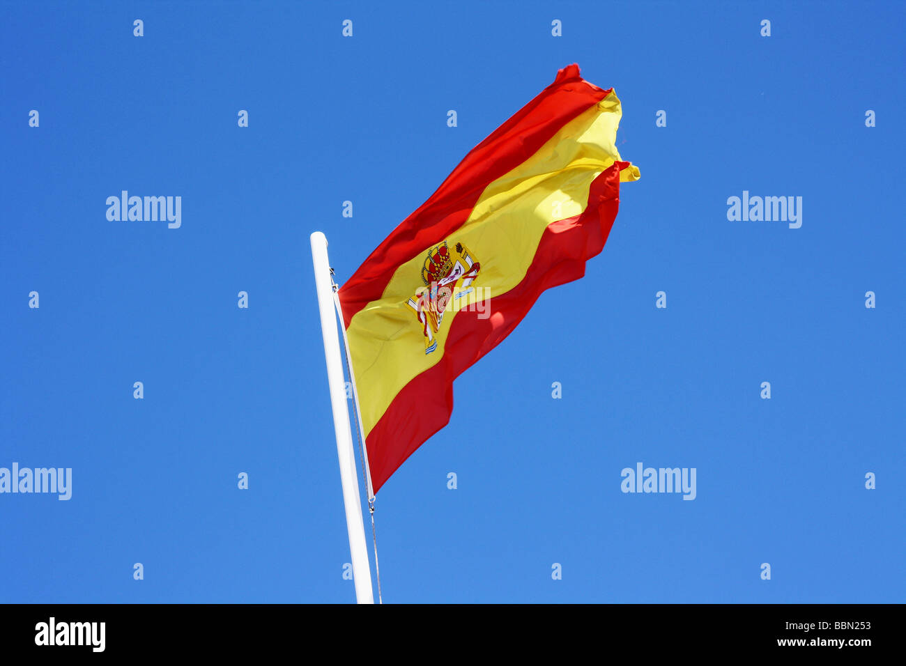 Spanische Nationalfahne flattert im Wind Stockfoto