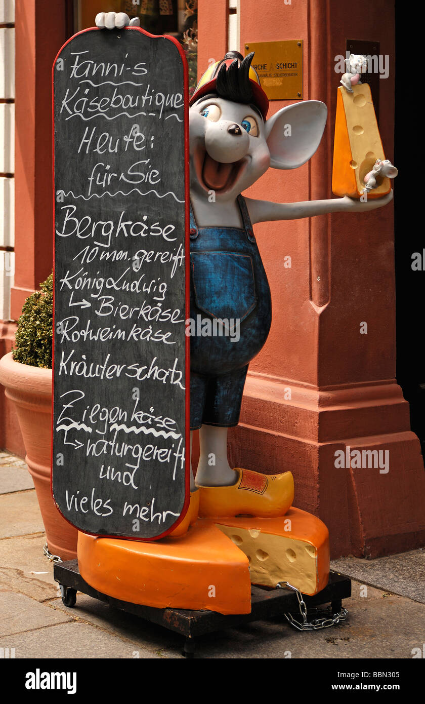 Maus Figur mit Käsestück und Brett mit Angebote von einem Käseladen, Dresden, Sachsen, Deutschland, Europa Stockfoto