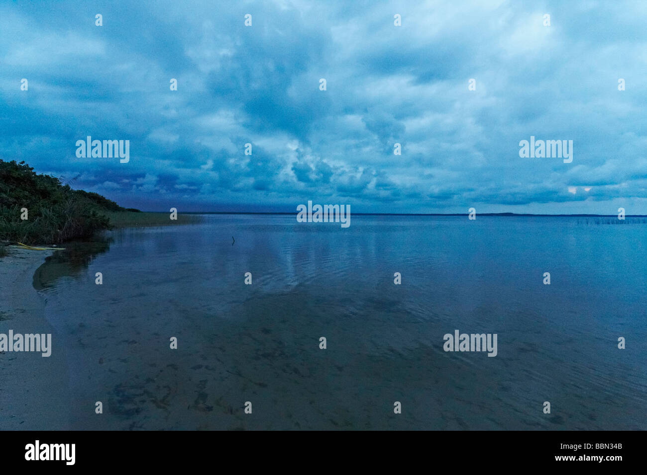 Stilles Wasser reflektiert die blau gefärbten Wolken, Kosi Bay, Südafrika Stockfoto