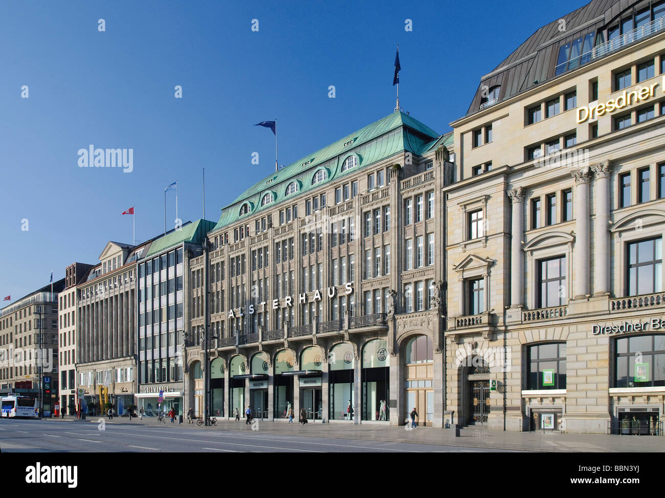 Jungfernstieg-Straße, in der Mitte das berühmte Kaufhaus Alsterhaus, Hamburg, Deutschland, Europa Stockfoto