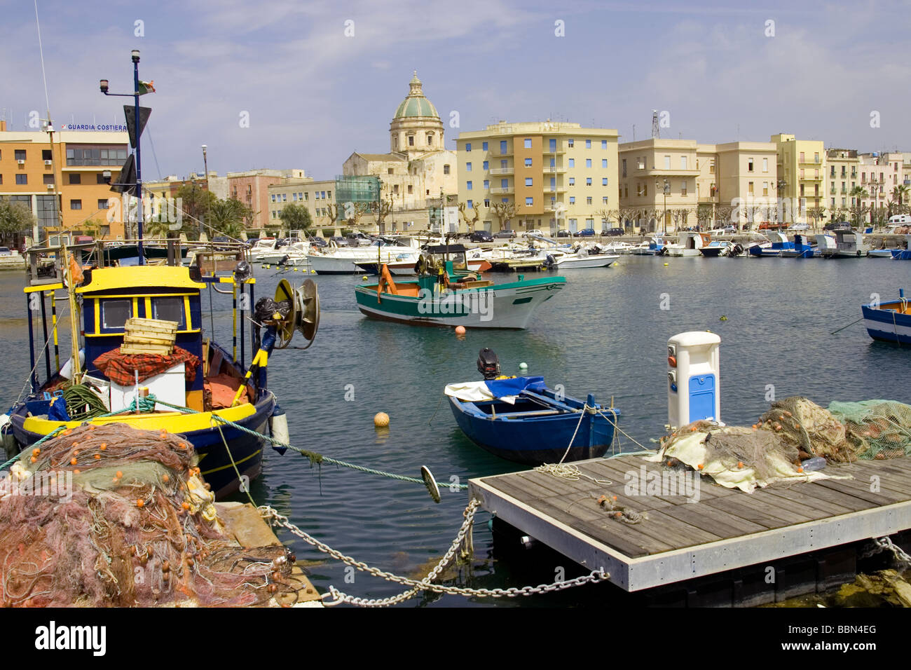 Angelboote/Fischerboote am Dock Trapani Hafen Trapani Sizilien Italien Stockfoto