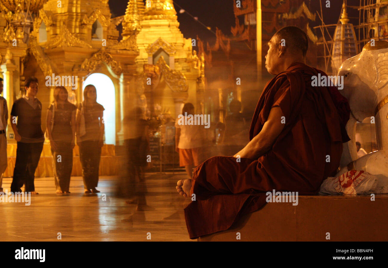 Mönch an der Shwedagon Paya, Rangun (Yangon), Birma Stockfoto