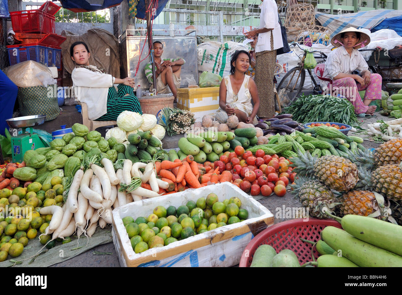 Marktfrauen auf einen Obst und Gemüse stand, Fisch Markt, Vinh Long, Mekong-Delta, Vietnam, Asien Stockfoto