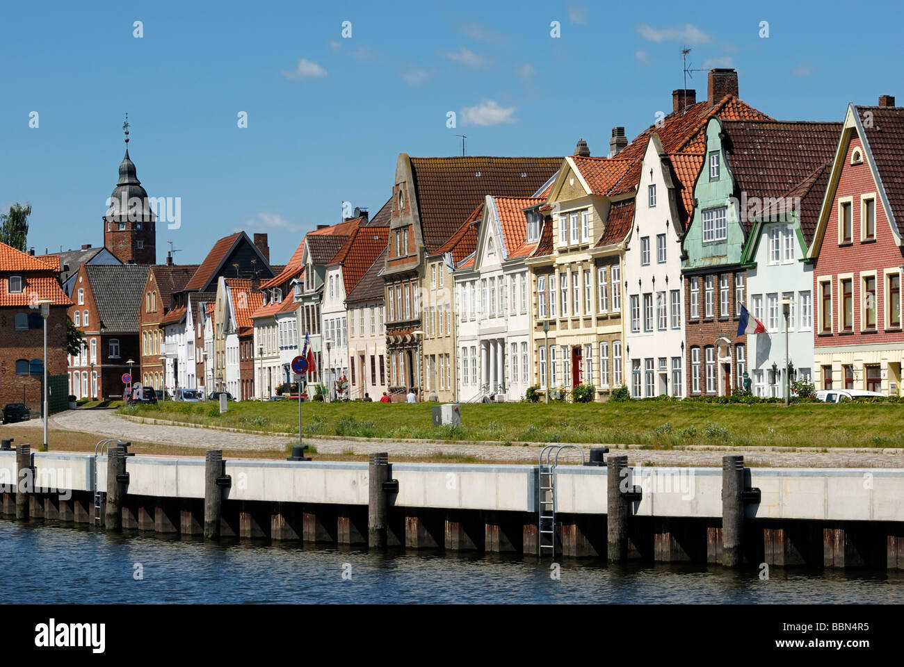 Glueckstadt, historische Hausreihe am Binnenhafen mit Wiebke Kruse-Turm im Hintergrund, Landkreis Steinburg, Schleswig-Holst Stockfoto