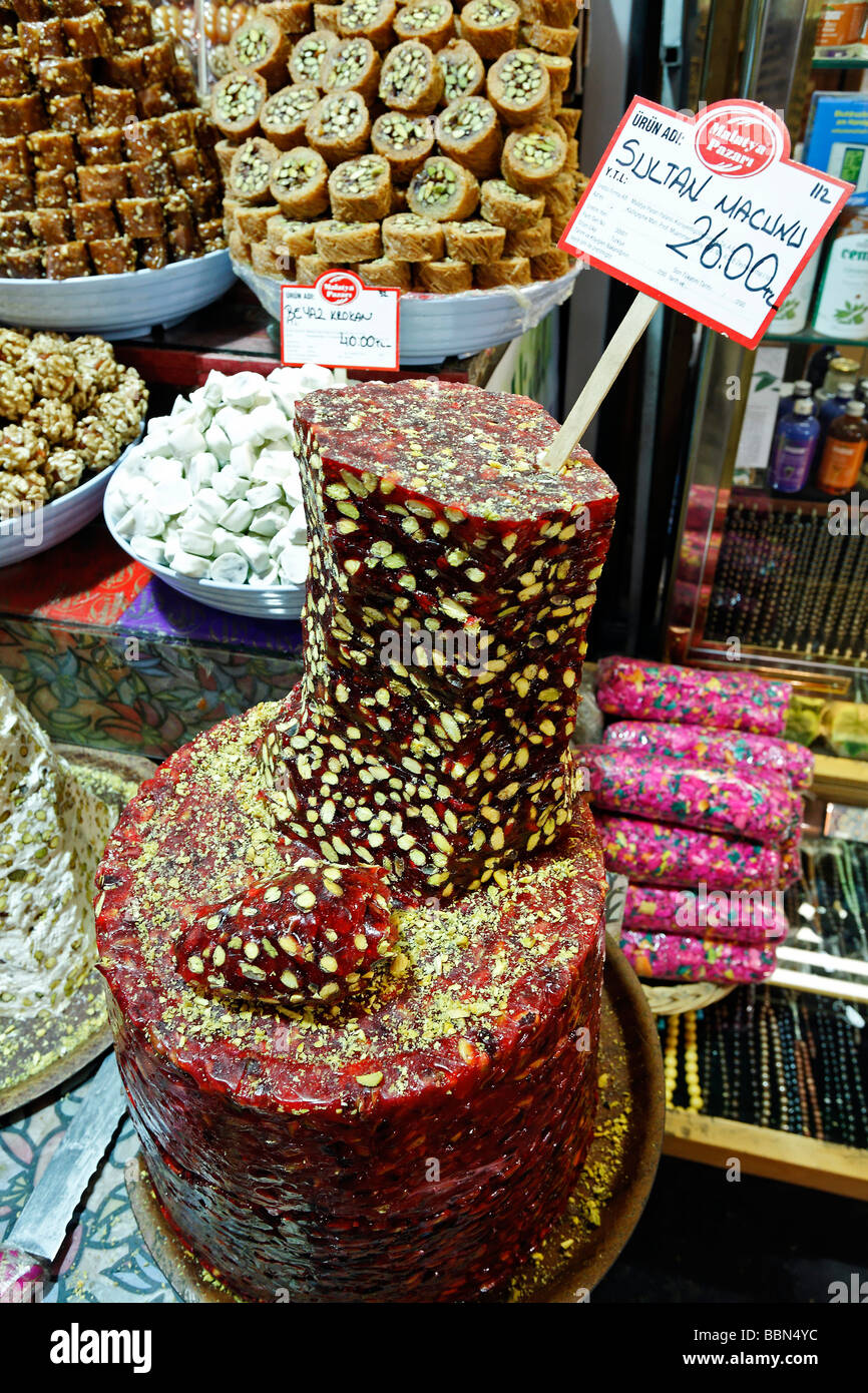 Halva Süßigkeiten mit Pistazien in Form eines Turms, in Scheiben geschnitten offen, Gewürzmarkt, Bazaar District, ägyptischen Basar, Istanbul, Türkei Stockfoto