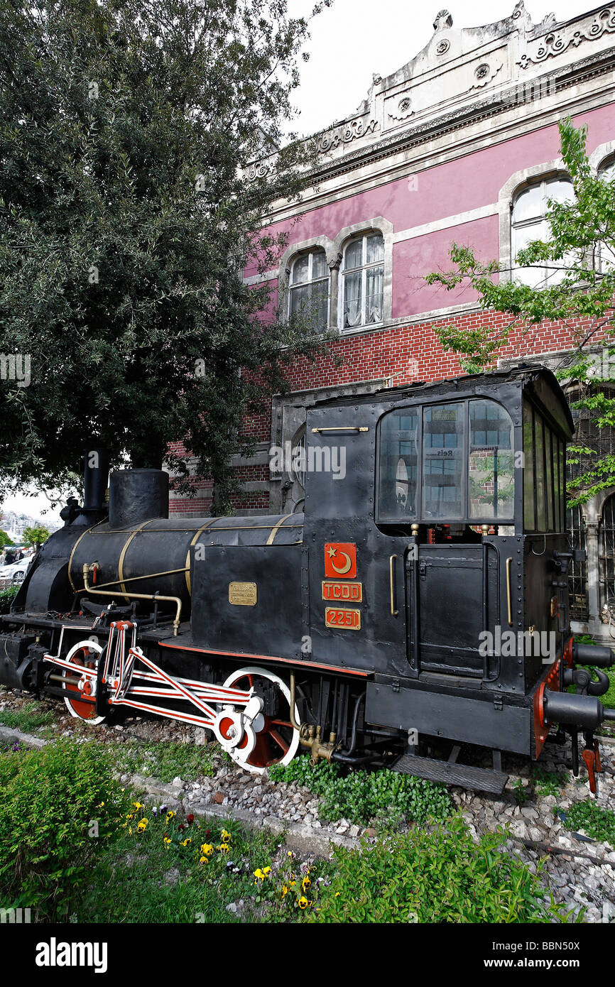 Historische Dampflokomotive Deutsch machen aus dem Jahre 1874, erscheint vor dem Bahnhof Sirkeci, Istanbul, Türkei Stockfoto