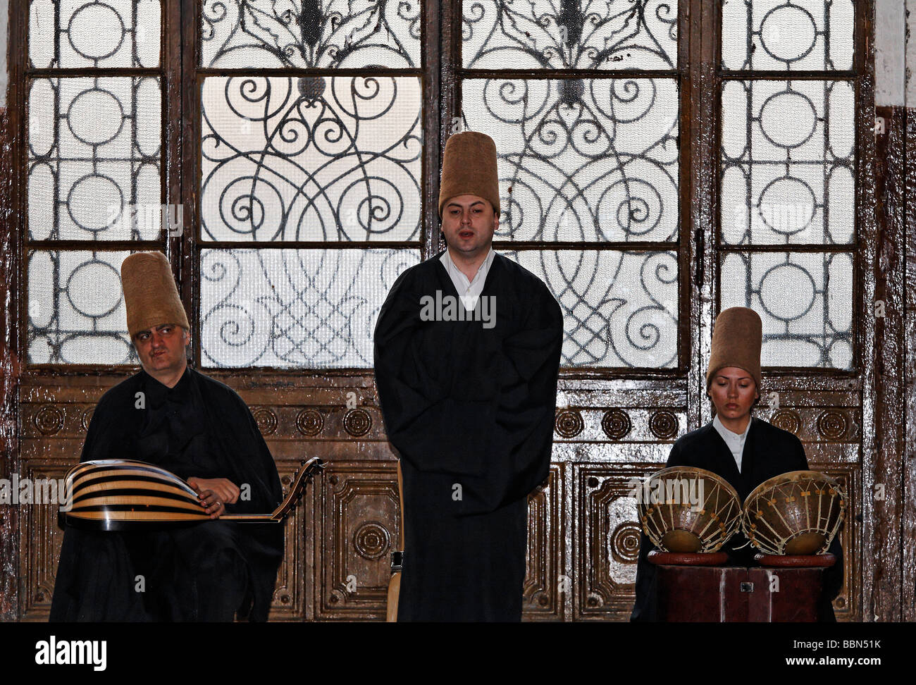 Sufi-Musiker und Sänger, Sema Zeremonie der tanzenden Derwische des Mevlevi, historischen Bahnhof Sirkeci, Ista Stockfoto