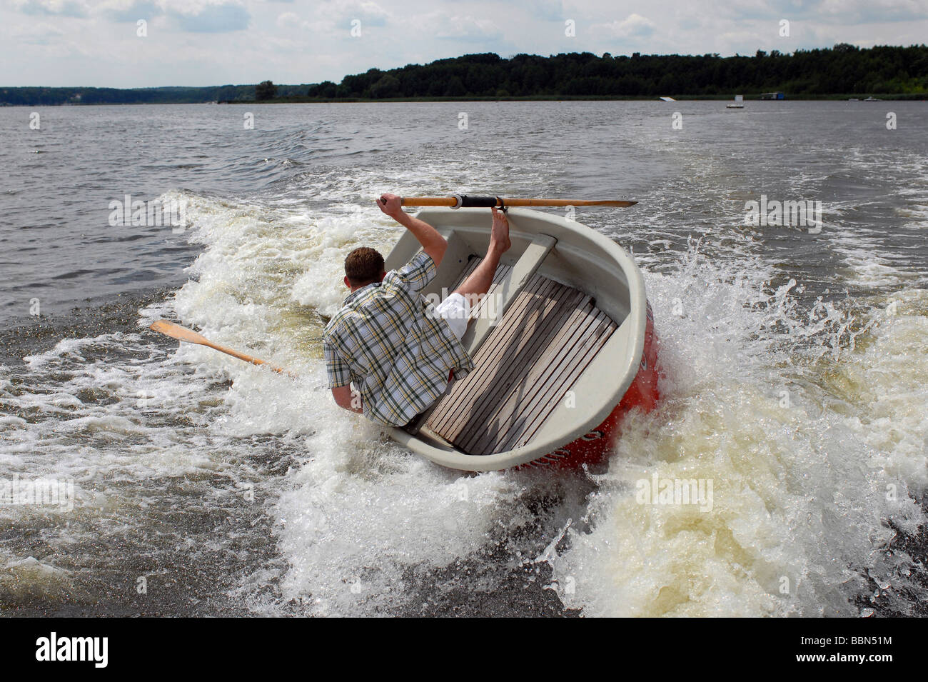 Mann in einem Ruderboot auf der Havel zu fallen ins Wasser, Potsdam, Deutschland Stockfoto