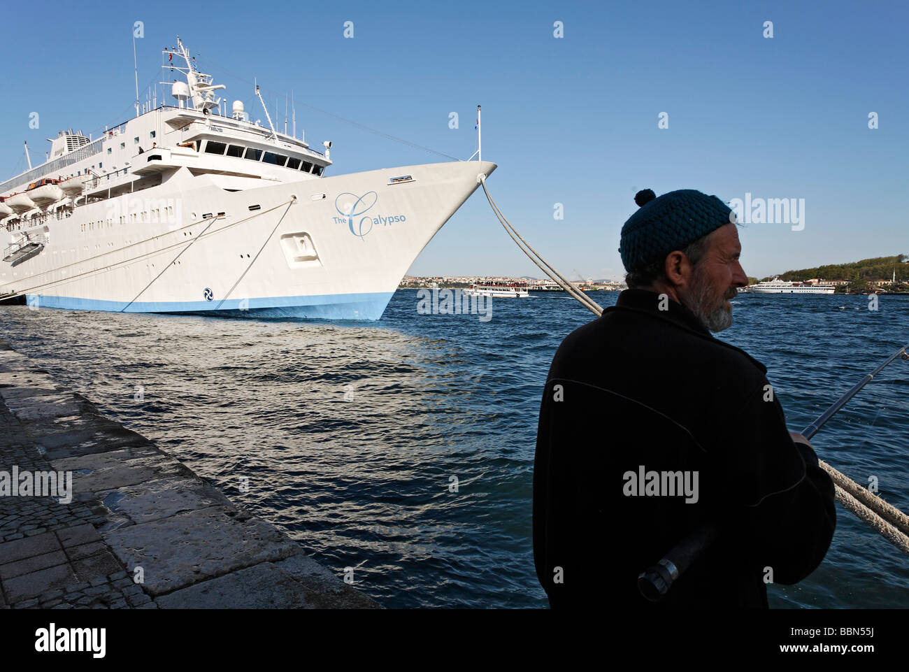 Mittelmeer-Kreuzfahrt Schiff der Calypso vertäut am Kai von Karakoey, Bosporus Ufer, Istanbul, Türkei Stockfoto