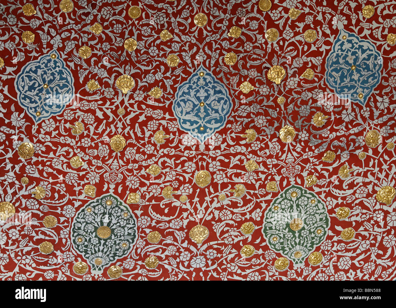 Kuppel gemalt mit gold Applikationen und Arabeske Muster, kunstvolle Innenausstattung aus dem 19. Jahrhundert, Bagdad-Pavillon von Murad IV Stockfoto