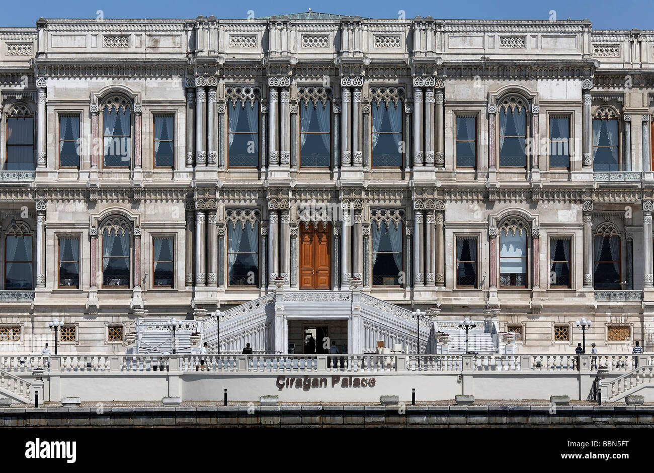 Ciragan Palace Kempinski, Palasthotel im osmanischen Stil, Bosporus, Besiktas, Istanbul, Türkei Stockfoto