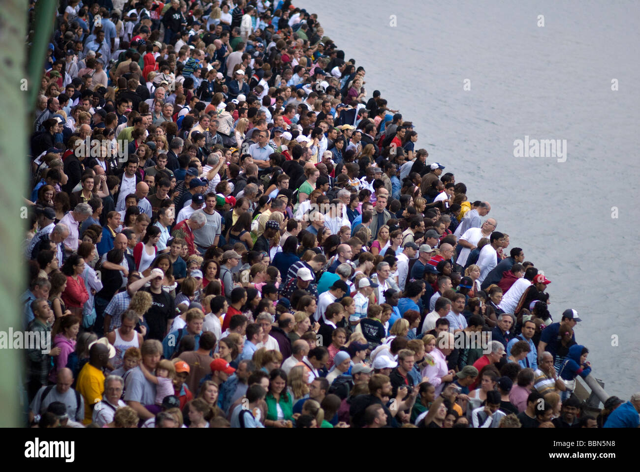 Große Menschenmengen versammeln sich in der Nähe des East River auf FDR Drive in New York City für 4. Juli Macys Feuerwerk. © Craig M. Eisenberg Stockfoto