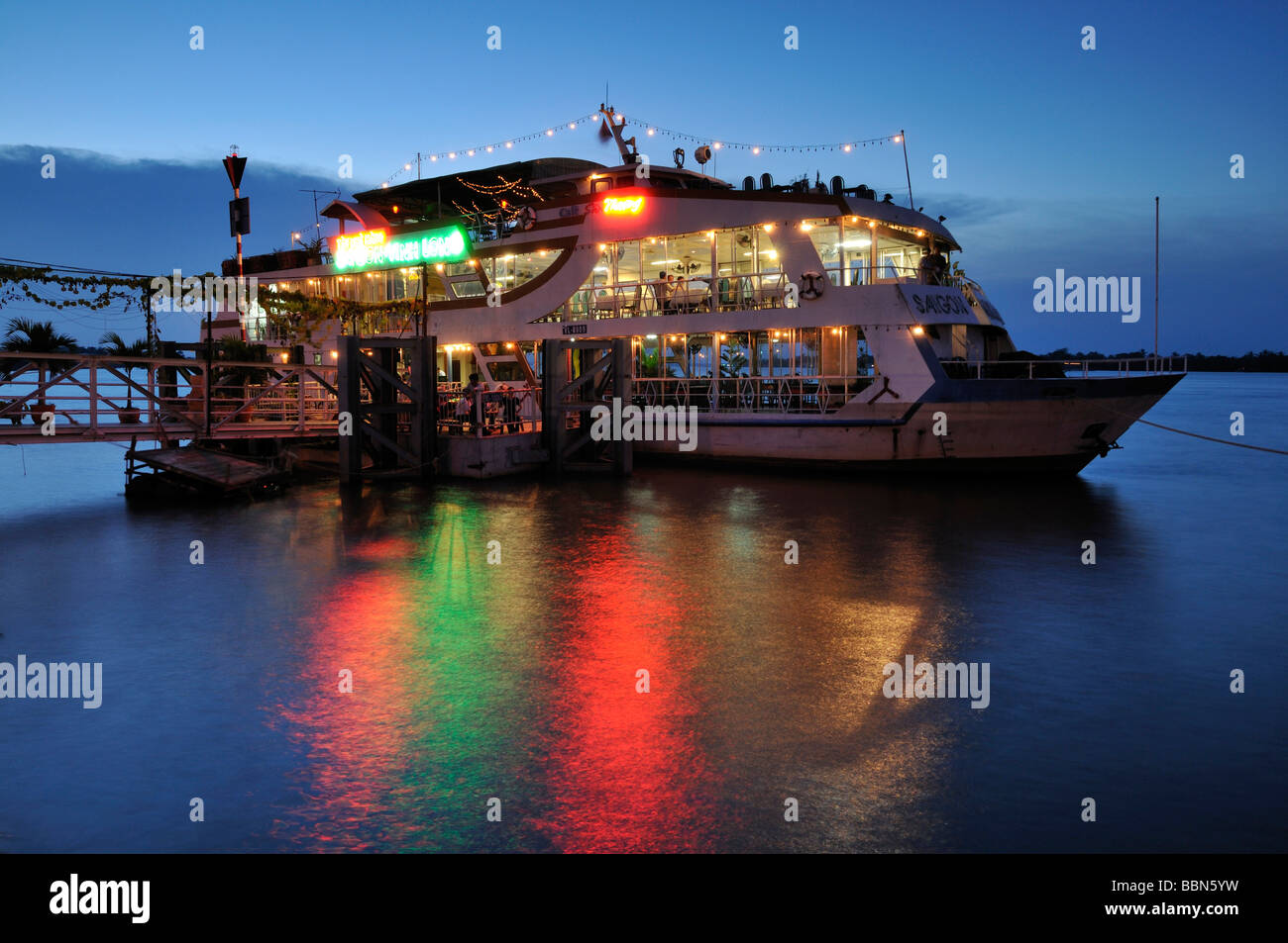 Bunt beleuchtete Restaurant Boot angedockt am Hafen von Vinh Long in den Abend, Mekong-Delta, Vietnam, Asien Stockfoto