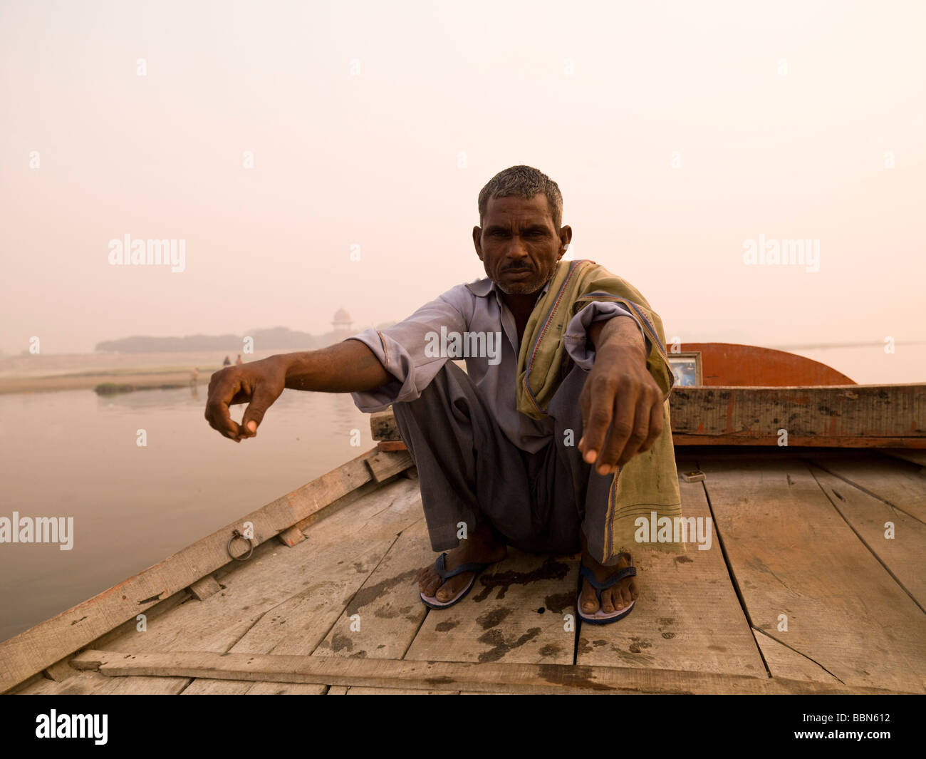 Agra, Indien; Mann auf einem Floß hockend Stockfoto