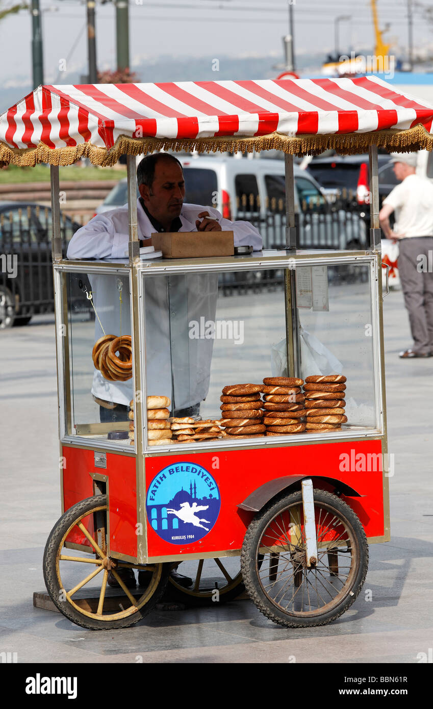Bunte Autos mit Sesam Brot Schleifen, Simit, Straßenhändler, Eminoenue, Istanbul, Türkei Stockfoto