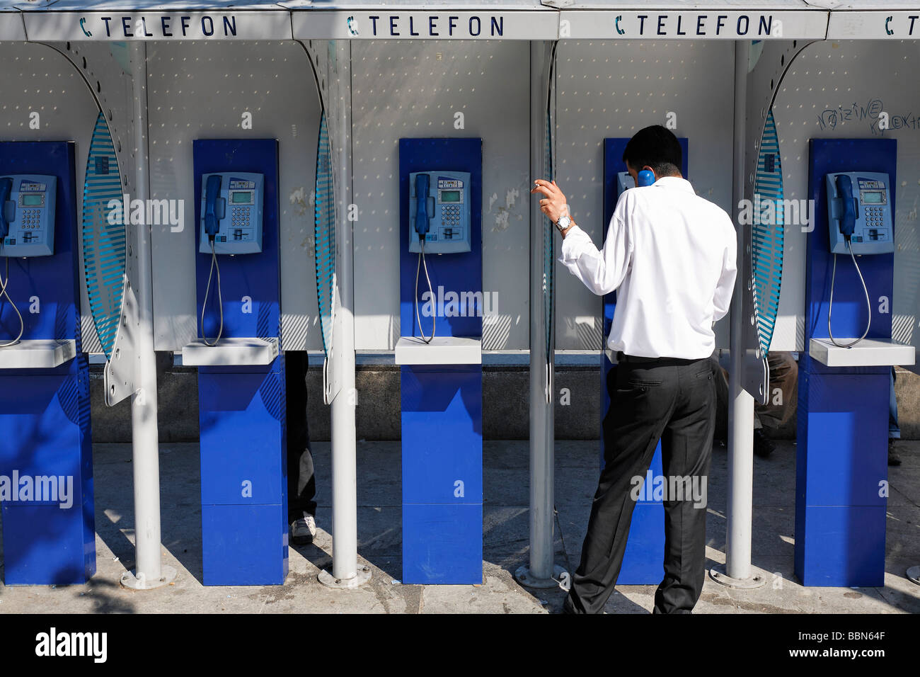 Reihe von offenen Handys Mann im weißen Hemd Phoneing, Istanbul, Türkei Stockfoto