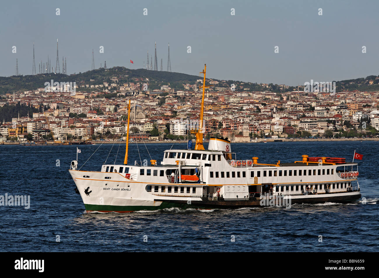 Fähre auf dem Bosporus, in Ueskuedar, Istanbul, Türkei Stockfoto