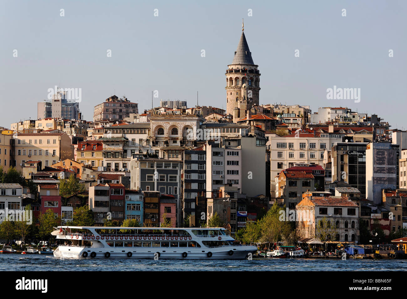 Beyoglu mit Galata-Turm, Blick vom Galata-Brücke am Abend Sonne, Eminoenue, Istanbul, Türkei Stockfoto