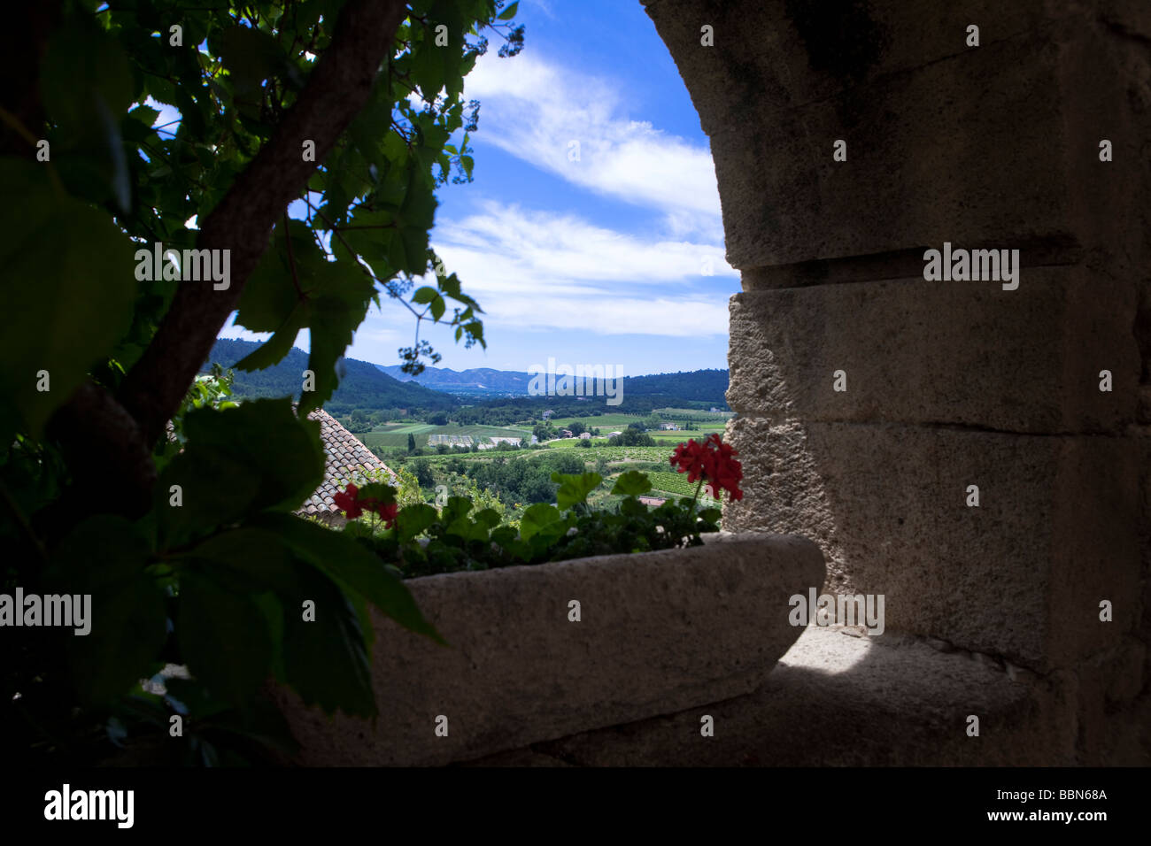 Details des alten Dorfes von Ansouis durch ein altes Fenster, Lubéron, Frankreich, Europa Stockfoto