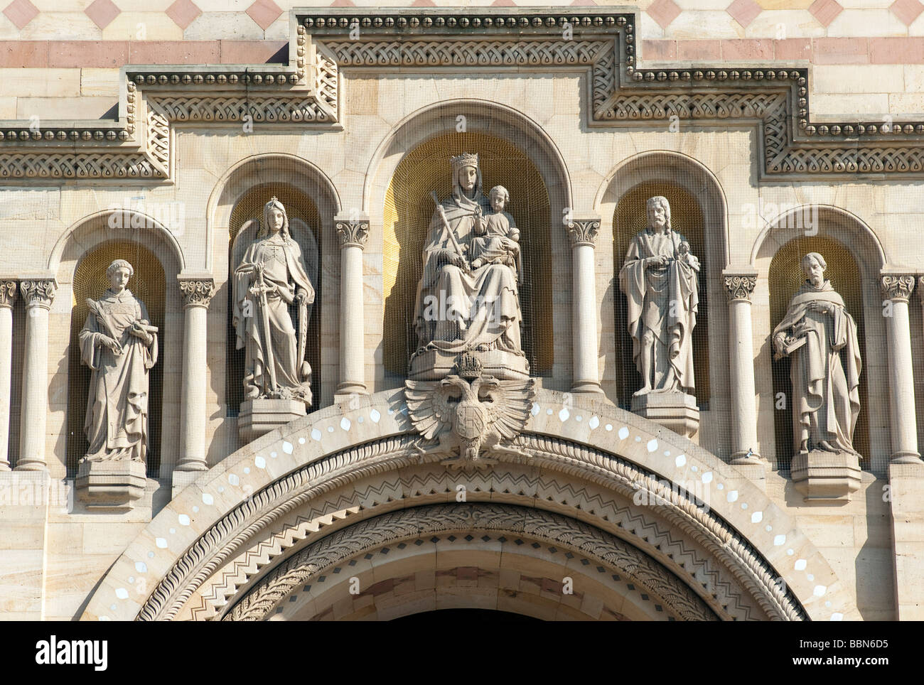 Dom zu Speyer, West Fassade, Gönner der Kathedrale. v.l.n.r. Erzengel Michael, Johannes der Täufer, Maria, Stephanus, Bernard Stockfoto