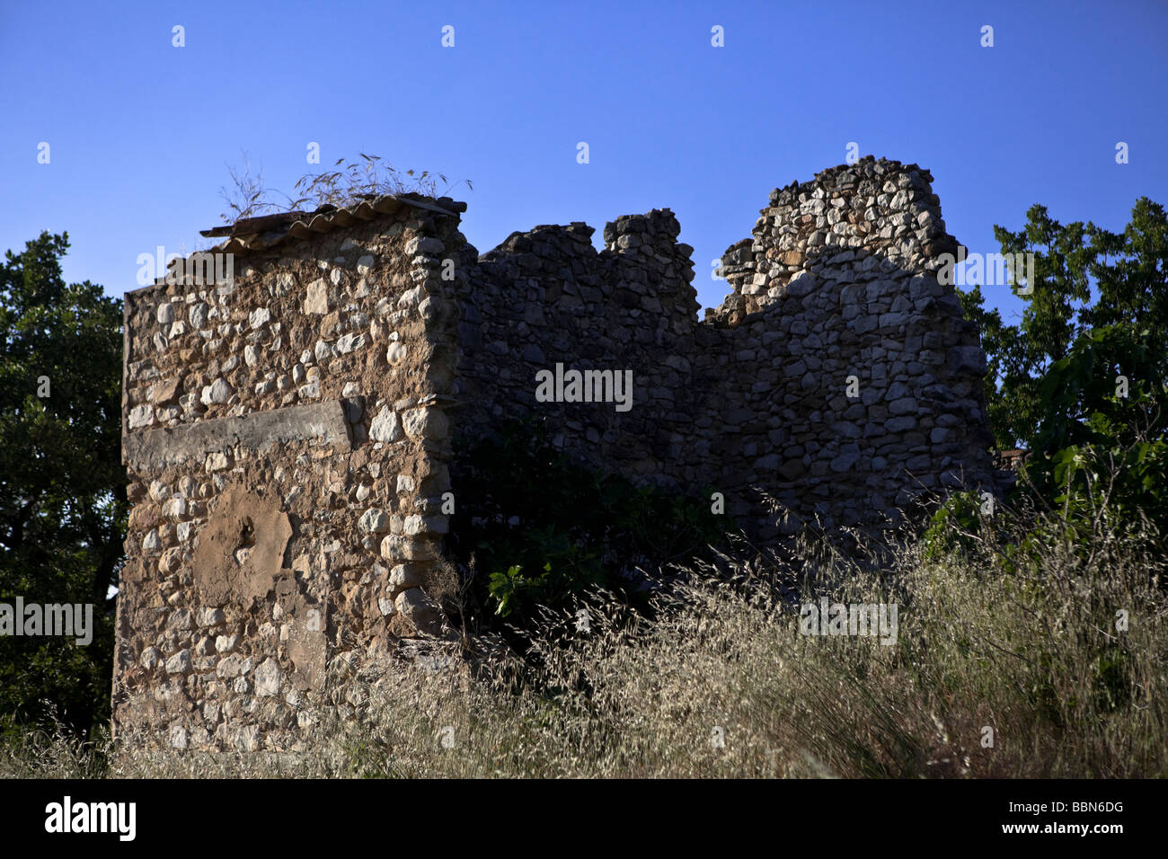Verlassenen Bauernhof in Ruinen in der Nähe von Pertuis, Durance, Provence, Frankreich, Europa Stockfoto
