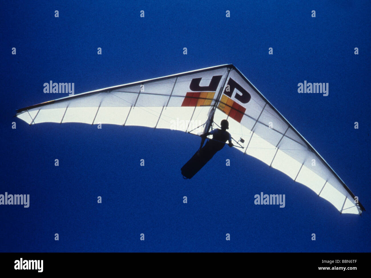 Hängegleiter Hangglider Segel Flugzeug Flugzeuge Flugzeug steigen Himmel hohe Gefahr Gefahr Nervenkitzel Kontrolle blau Sport Geschicklichkeit Freizeitspaß Stockfoto