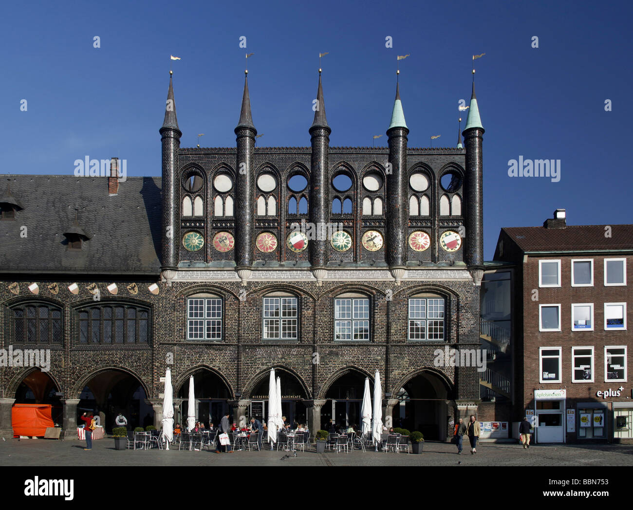Rathaus mit verzierten Giebeln auf dem Marktplatz, Hansestadt Lübeck, Schleswig-Holstein, Deutschland, Europa Stockfoto
