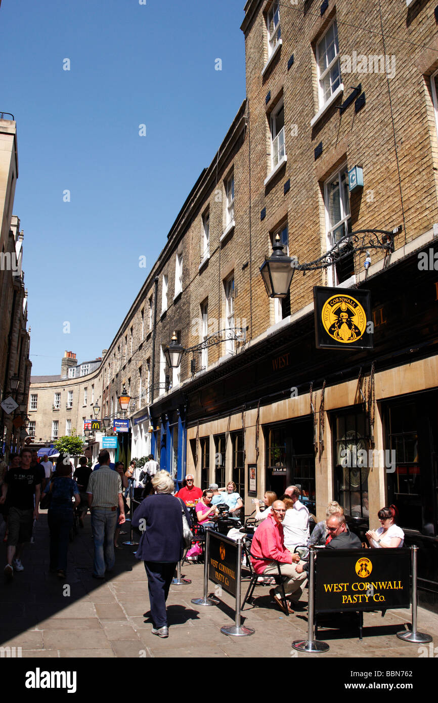 zeigen Sie nach unten stieg Halbmond aus Markt Straße Cambridge uk an Stockfoto