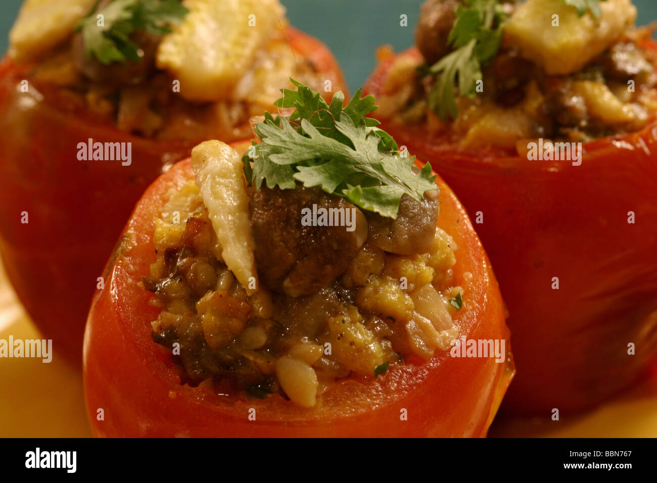 gefüllte Tomaten mit Pilz Mais Stockfoto