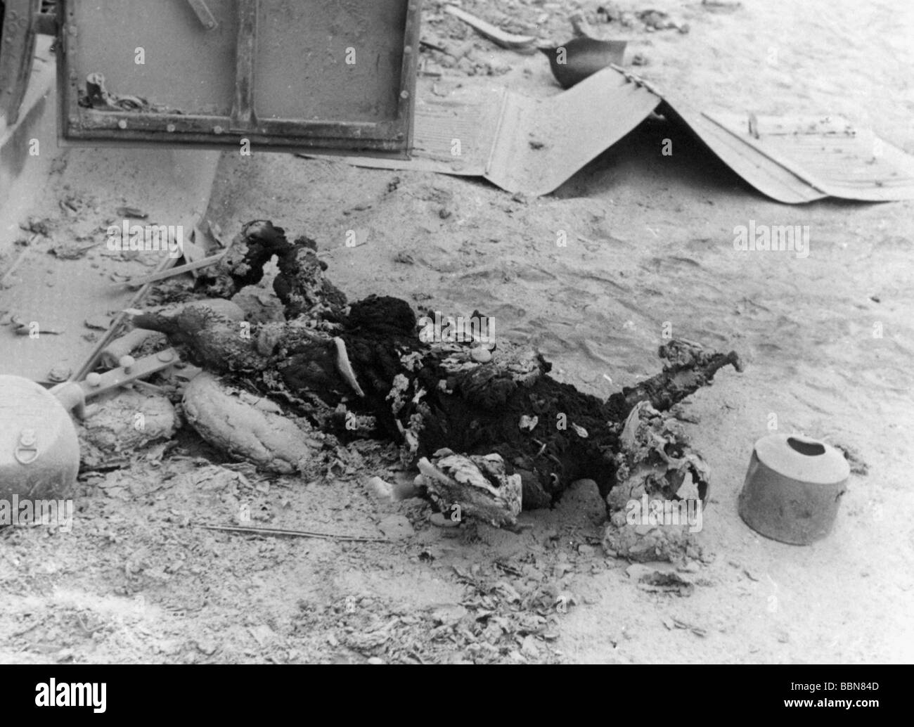 Ereignisse, Zweiter Weltkrieg/zweiter Weltkrieg, Russland 1941, Sowjetzäule nach dem deutschen luftangriff zwischen Bialystok und Vaukavysk, verkohlte Überreste eines getöteten sowjetischen Soldaten, Juli 1941, Stockfoto