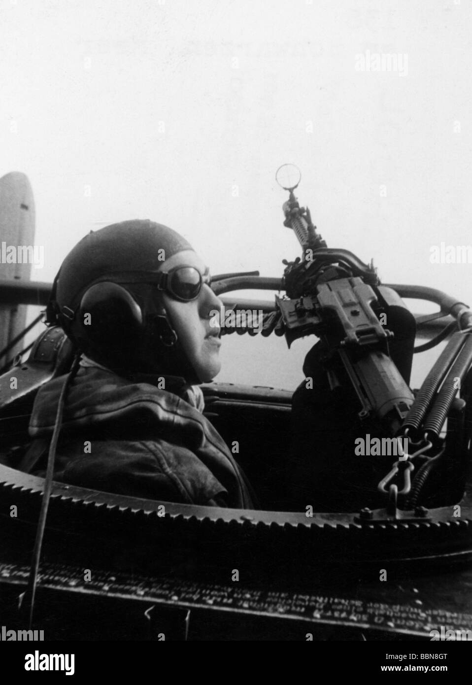 Ereignisse, Zweiter Weltkrieg/Zweiter Weltkrieg, Luftkrieg, Flugzeuge, Details/Innenräume, Hintergeschütz eines deutschen Seeaufklärers Blohm & Voss BV 138, Constanta, Rumänien, 12.5.1944, fliegendes Boot, Deutschland, 20. Jahrhundert, historisch, Flugzeug, Flugzeuge, Wehrmacht, Luftwaffe, Drittes Reich, recce, Langstrecke, Boote, BV138, BV-138, Soldaten, Flieger, Soldaten, Flieger Flugkappe, Brille, Sonnenbrille, MG, Maschinenpistole, Menschen, vierziger Jahre, Stockfoto
