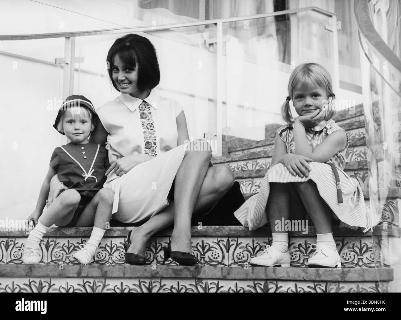 Lehner, Helga * 5.1.1944, deutsche Schauspielerin, halbe Länge, zusammen mit zwei Kindern, 1964, Stockfoto