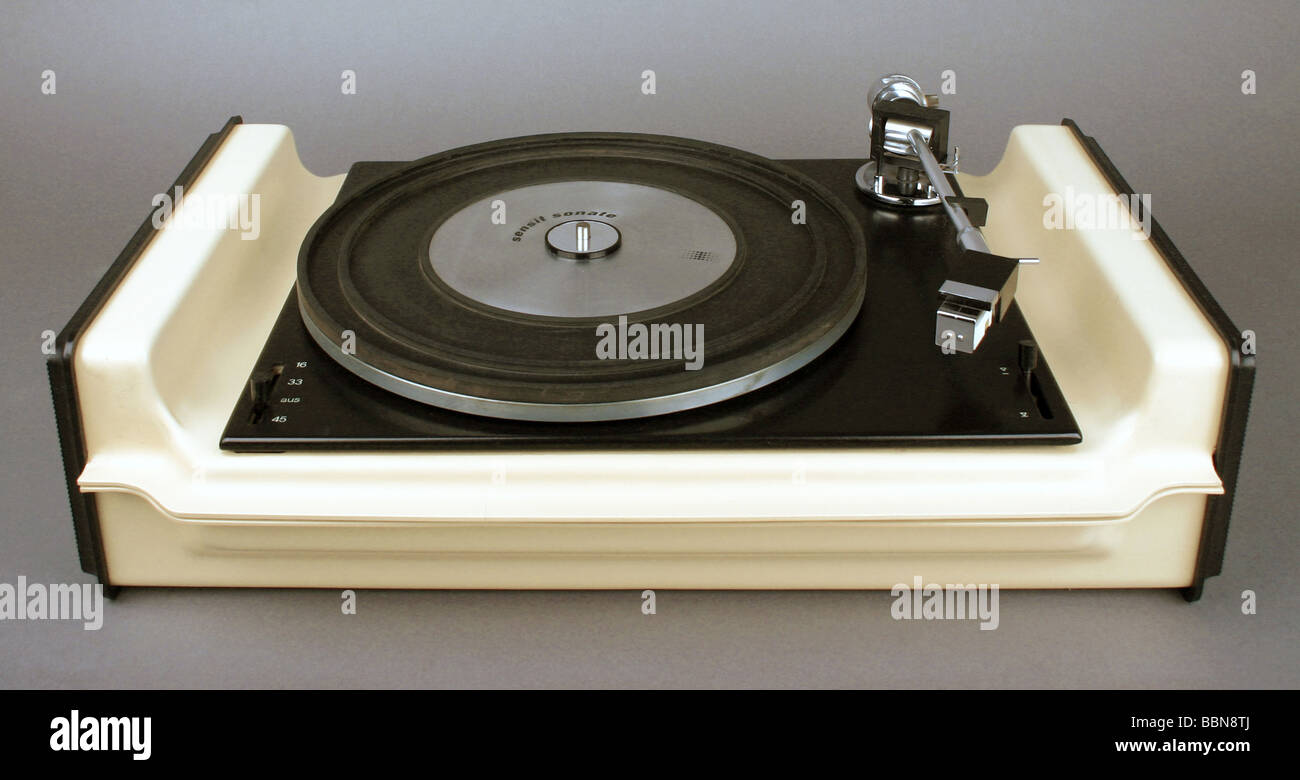 Elektronik, Plattenspieler, Stereo-Plattenspieler "Sensit sonate", made by HELIRADIO (Gerätebau Hempel KG, Limback-Oberfrohna) und VEB Phonomat Pirna, DDR, 1970, Stockfoto