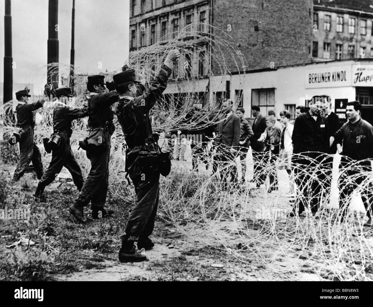 Geografie/Reisen, Deutschland, Berlin, Mauer, West-Berliner Polizei bei einer Übung, die das Denkmal von Peter Fechter vom 29.4.1964, Stockfoto