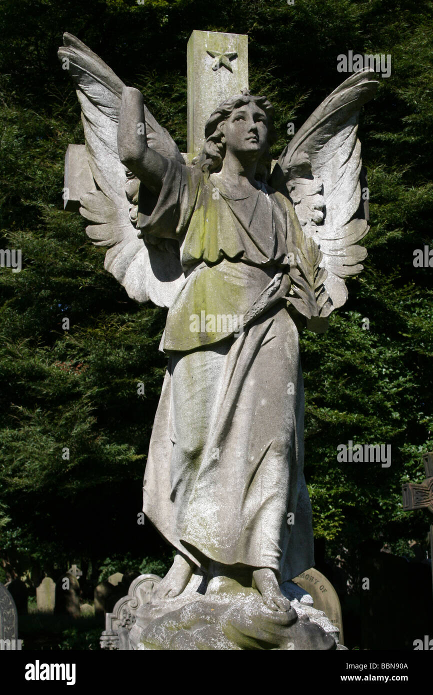 Grabstein Engel und Kreuz im Flaybrick Memorial Friedhof Gärten, Bidston Hill, Wirral, Merseyside, England, UK Stockfoto