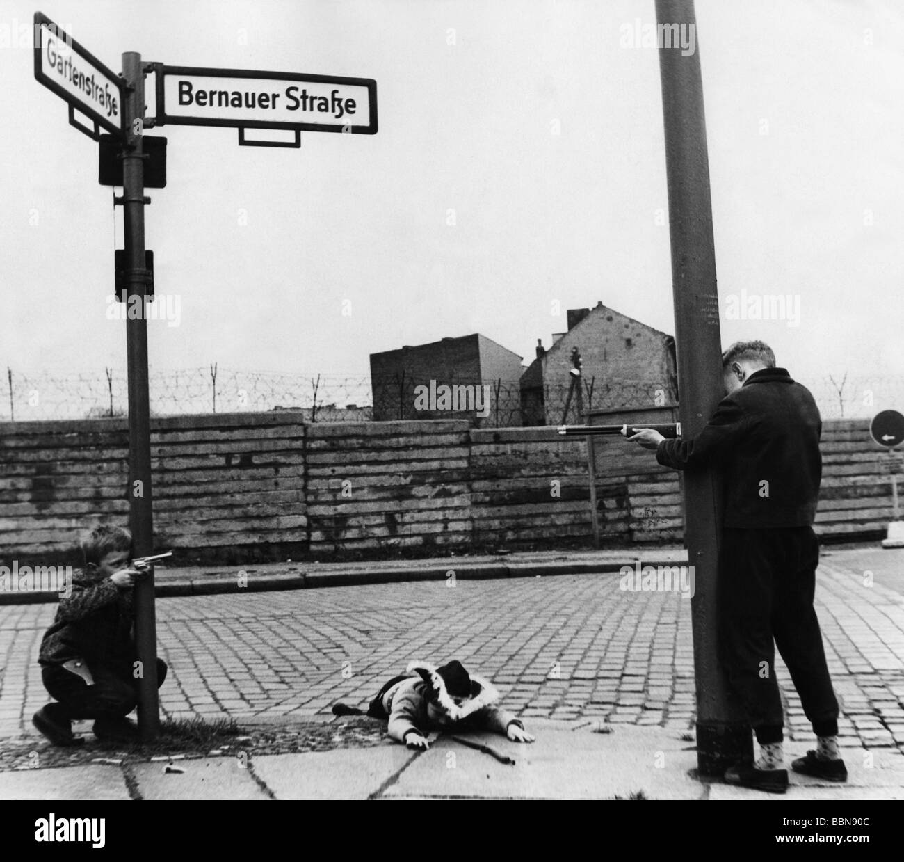 Geografie/Reisen, Deutschland, Berlin, Mauer, West-Berliner Kinder, die "Ostpolizist und Escapee", Bernauer Straße, 1965, spielen, Stockfoto