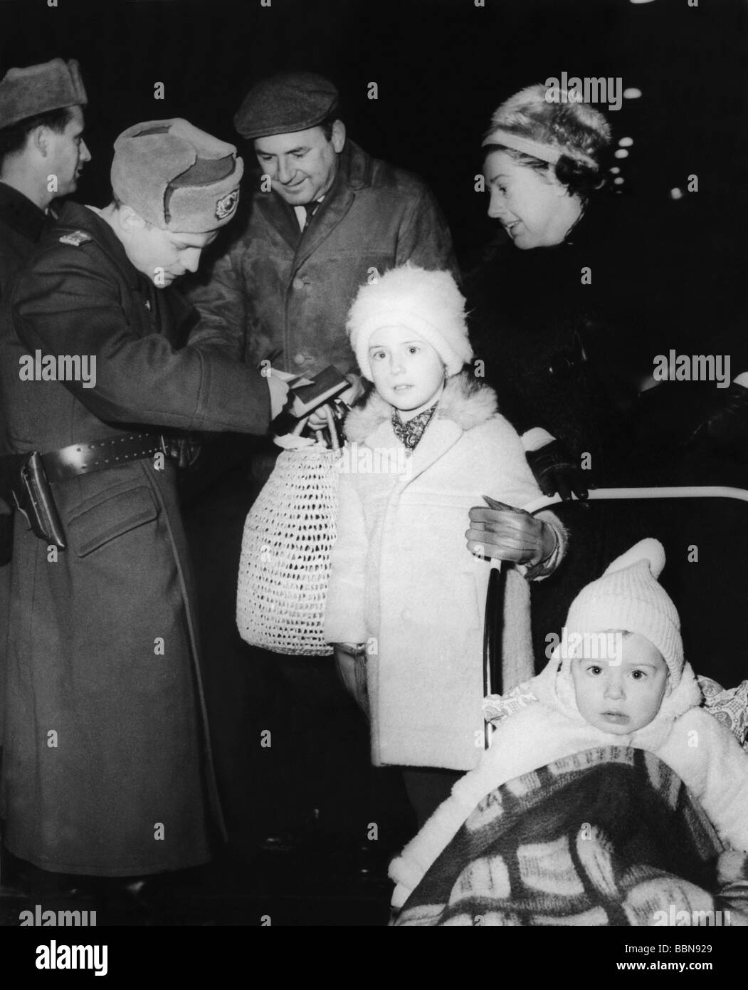 Geografie/Reisen, Deutschland, Berlin, Wall, West-Berliner Familienseite an einem Kontrollpunkt, Dezember 1963, Stockfoto