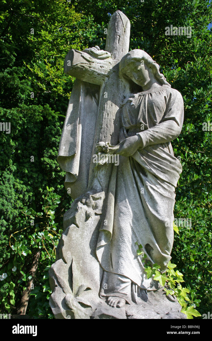 Grabstein Engel hält Kreuz im Flaybrick Memorial Friedhof Gärten, Bidston Hill, Wirral, Merseyside, England, UK Stockfoto
