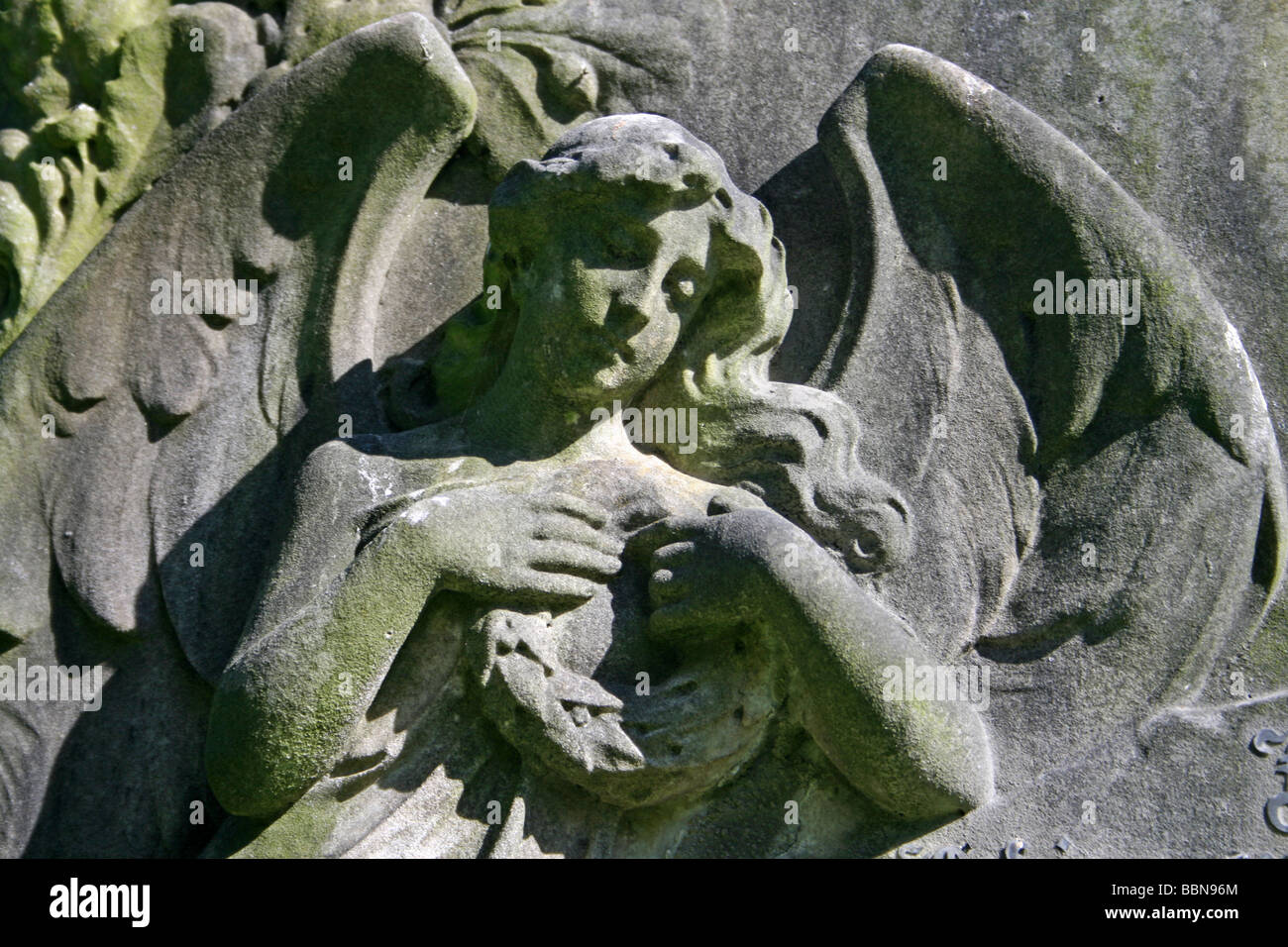Grabstein Engel hält Kranz In Flaybrick Memorial Friedhof Gärten, Bidston Hill, Wirral, Merseyside, England, UK Stockfoto