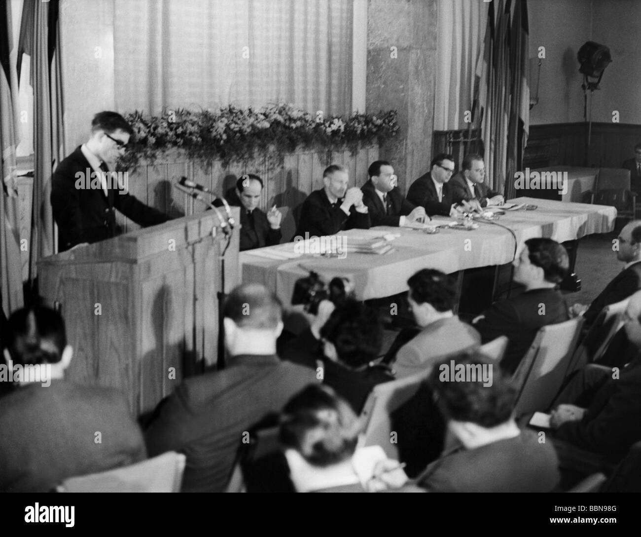 Geografie/Reisen, Deutschland, Berlin, Politik, Pressekonferenz zu West-Berliner Terrororganisationen, Bestätigung des schwedischen Studenten Leif Persson, Ost-Berlin, 26.4.1963, Stockfoto