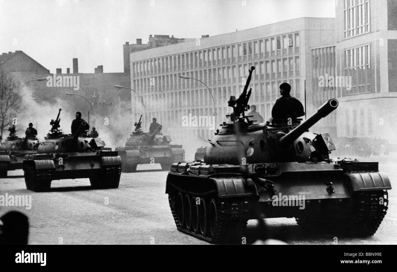 Militär, Ostdeutschland, Nationale Volksarmee, Landstreitkräfte, T-55 Panzer, Parade, 20. Jahrestag des Endes Des Zweiten Weltkriegs, Marx-Engels-Platz, Ostberlin, 9.5.1965, DDR, NVA, T55, T 55, 20. Jahrhundert, historisch, historisch, Menschen, 1960er Jahre, Stockfoto