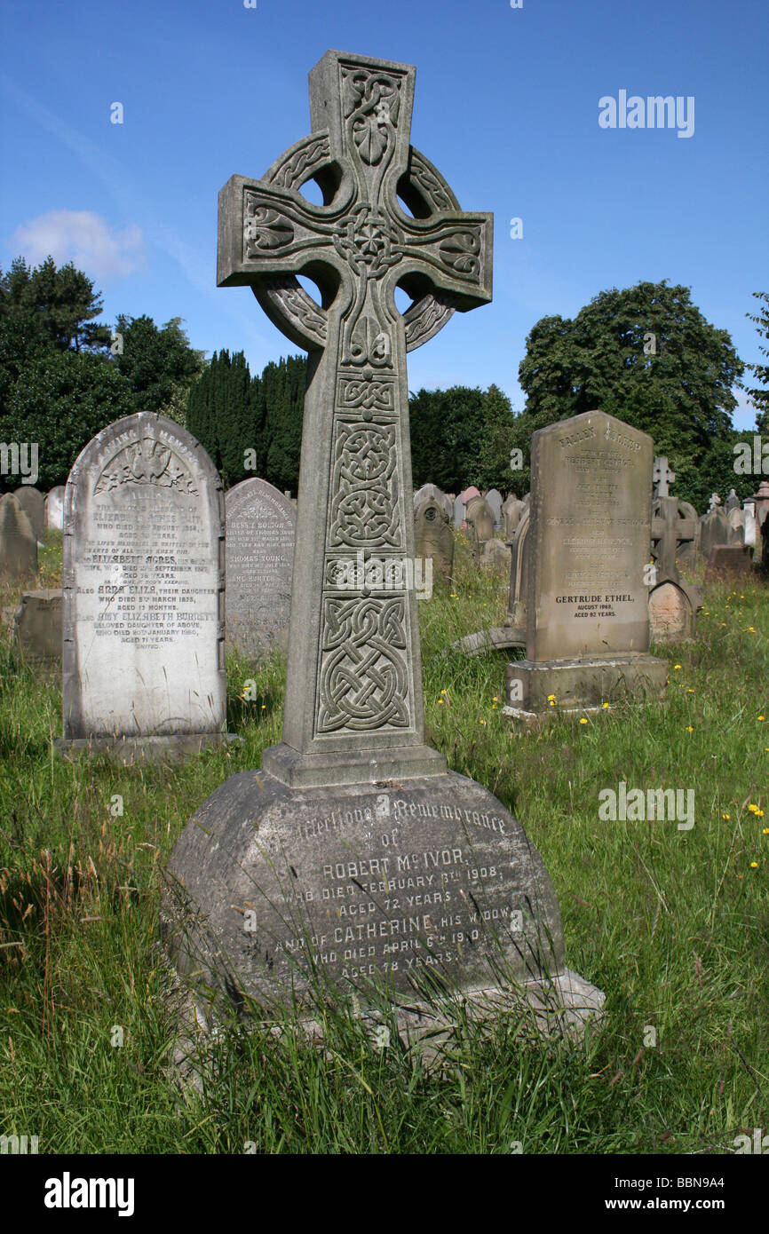 Keltisches Kreuz Grabstein im Flaybrick Memorial Friedhof Gärten, Bidston Hill, Wirral, Merseyside, England, UK Stockfoto