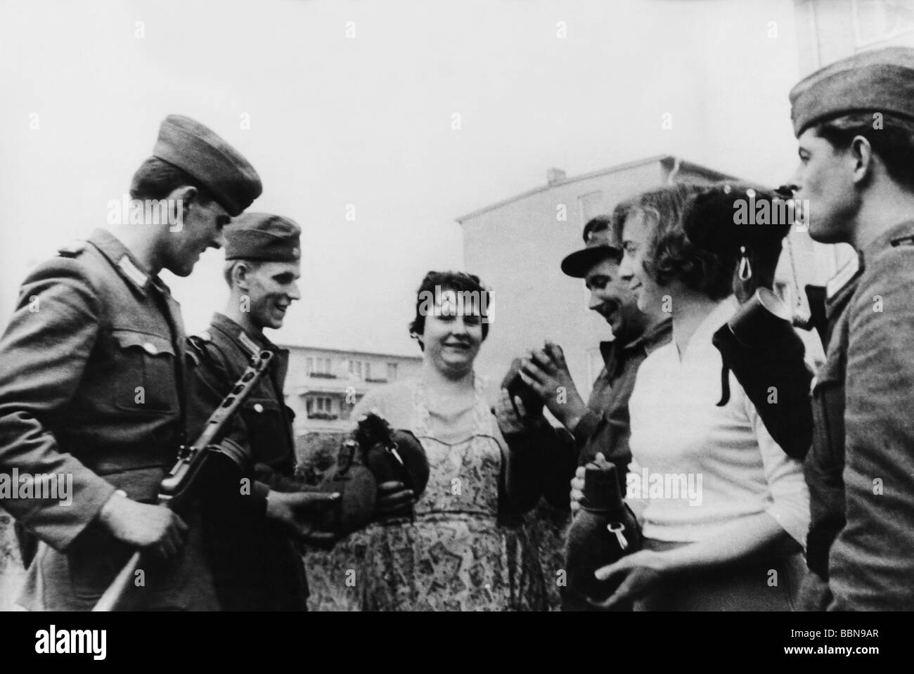 Geografie/Reisen, Deutschland, Berlin, Mauer, Bau, Soldaten der nationalen Volksarmee und Bürger an der Sektorgrenze, 16.8.1961, Stockfoto