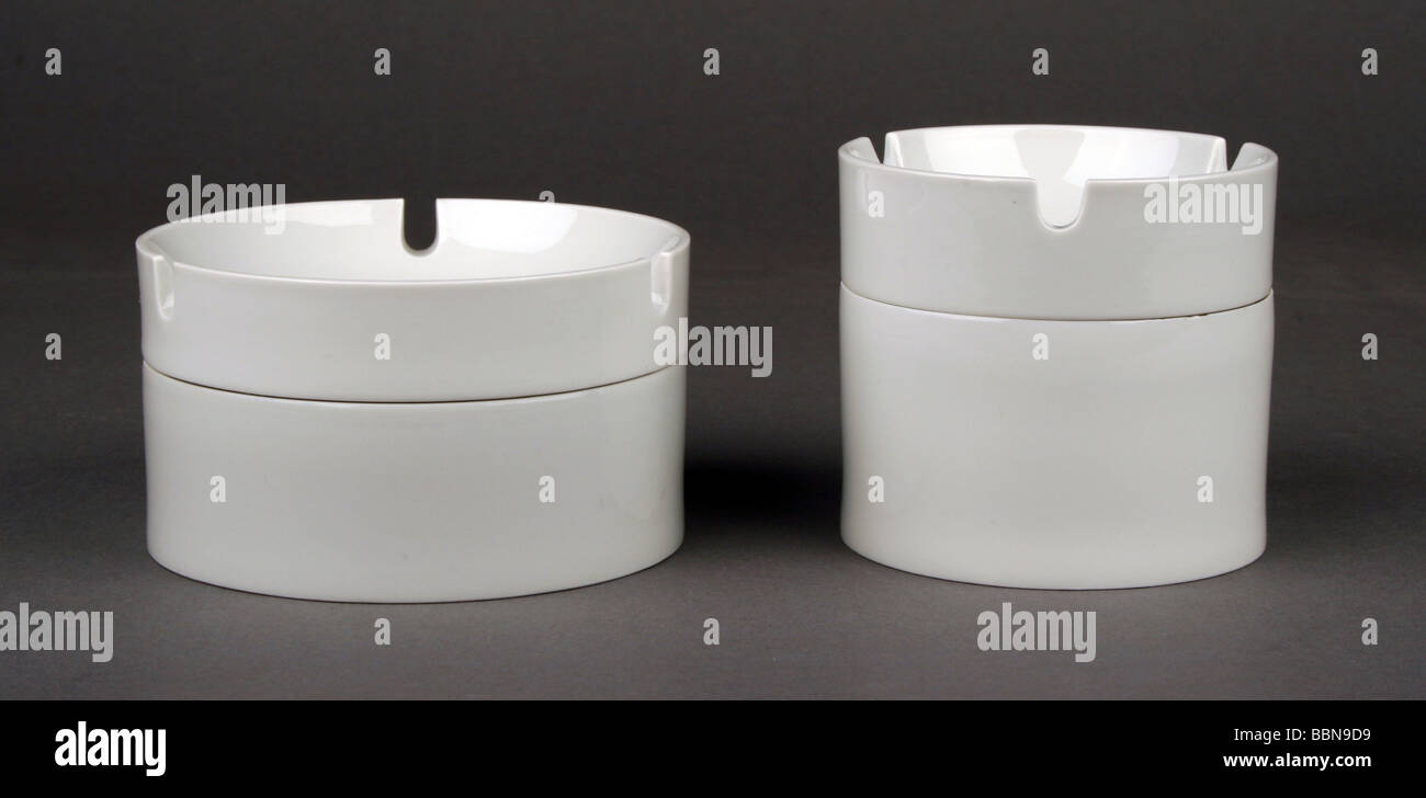 Haushalt, Gefäße, zwei Aschenbecher, zwei Teile, Porzellan, weiß glasiert, hergestellt vom Kombinat Porzellanfabrik Wallendorf, DDR, 1963, Stockfoto