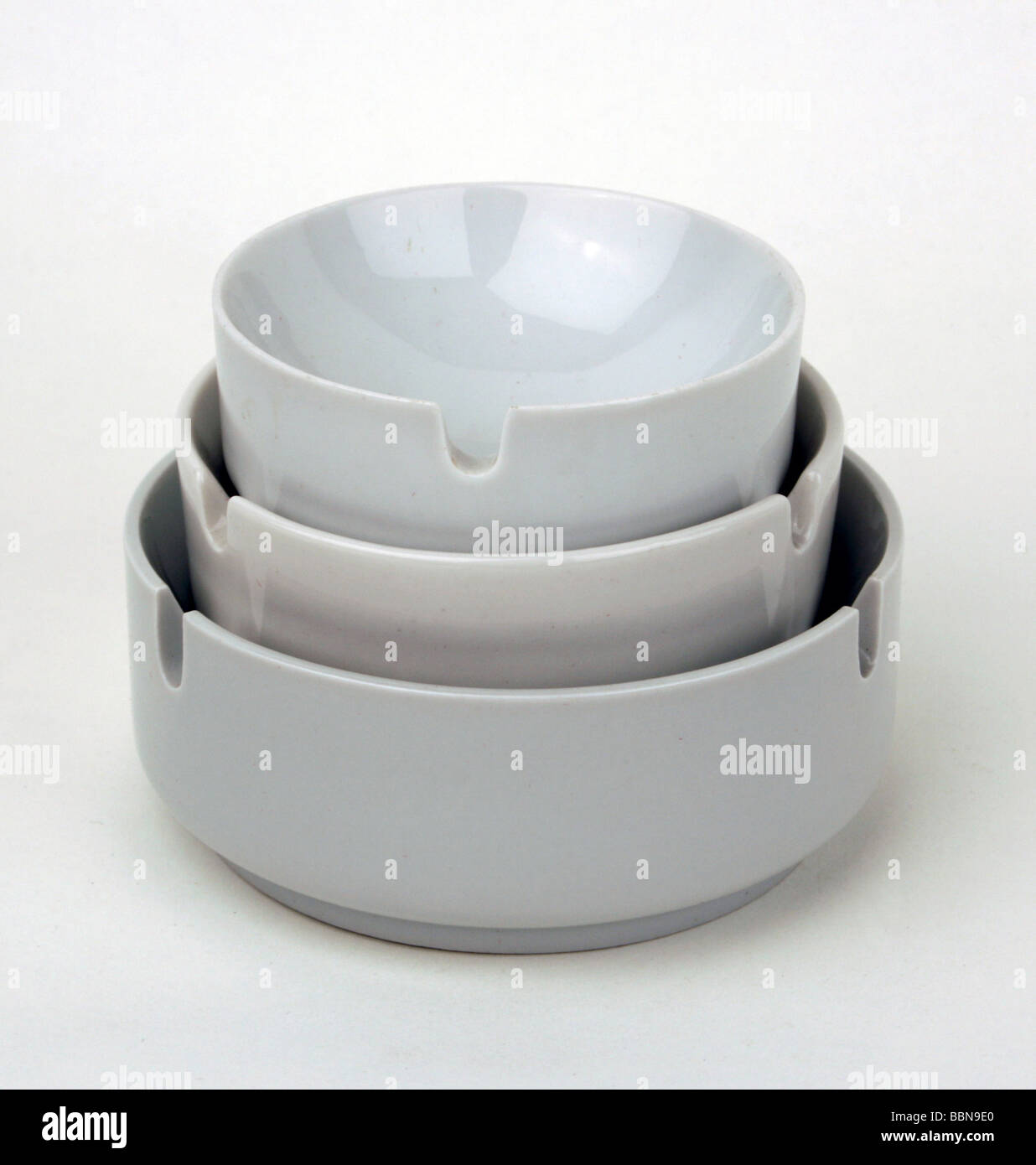 Haushalt, Gefäße, zwei Aschenbecher, zwei Teile, Porzellan, weiß glasiert, hergestellt vom Kombinat Porzellanfabrik Wallendorf, DDR, 1963, Stockfoto
