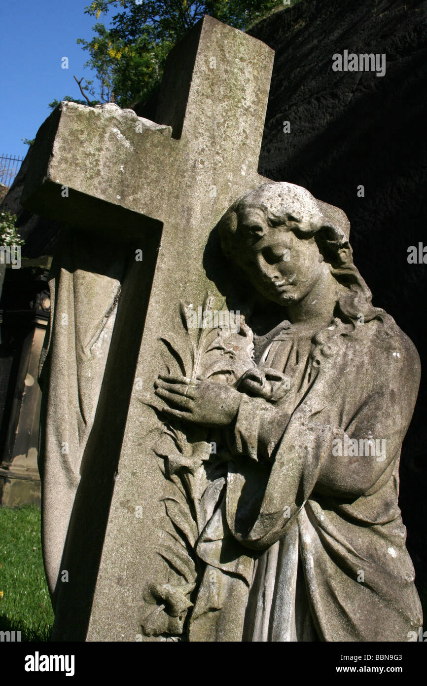 Grabstein Engel mit Kreuz In St James Friedhof, Anglican Cathedral, Liverpool, Merseyside, UK Stockfoto
