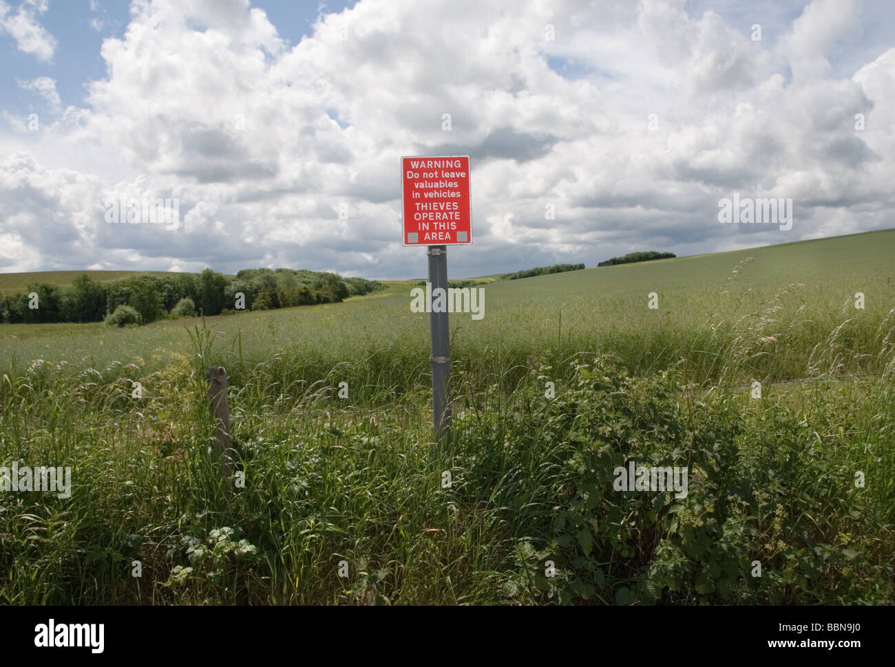 Ein Warnschild gegen Diebstahl von Autos in Wiltshire Landschaft in der Nähe von Avebury, UK Stockfoto