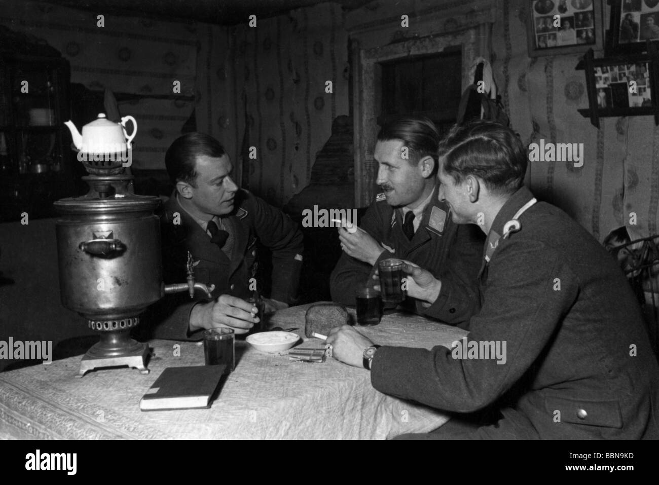 Veranstaltungen, Zweiter Weltkrieg / zweiter Weltkrieg, Russland 1941, deutsche Soldaten in ihrem Viertel in einem russischen Bauernhaus, 21.11.1941, Stockfoto